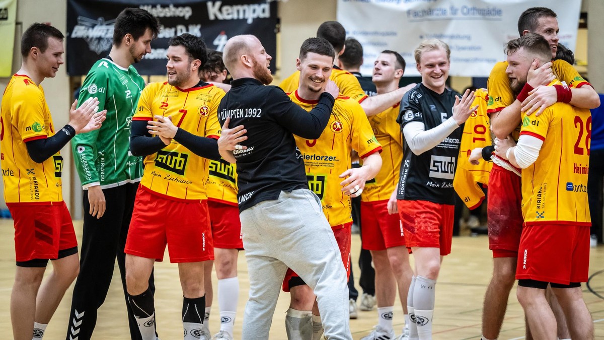 Jubelnde Handballer des HSV Dümpten in Patrick-Trikots