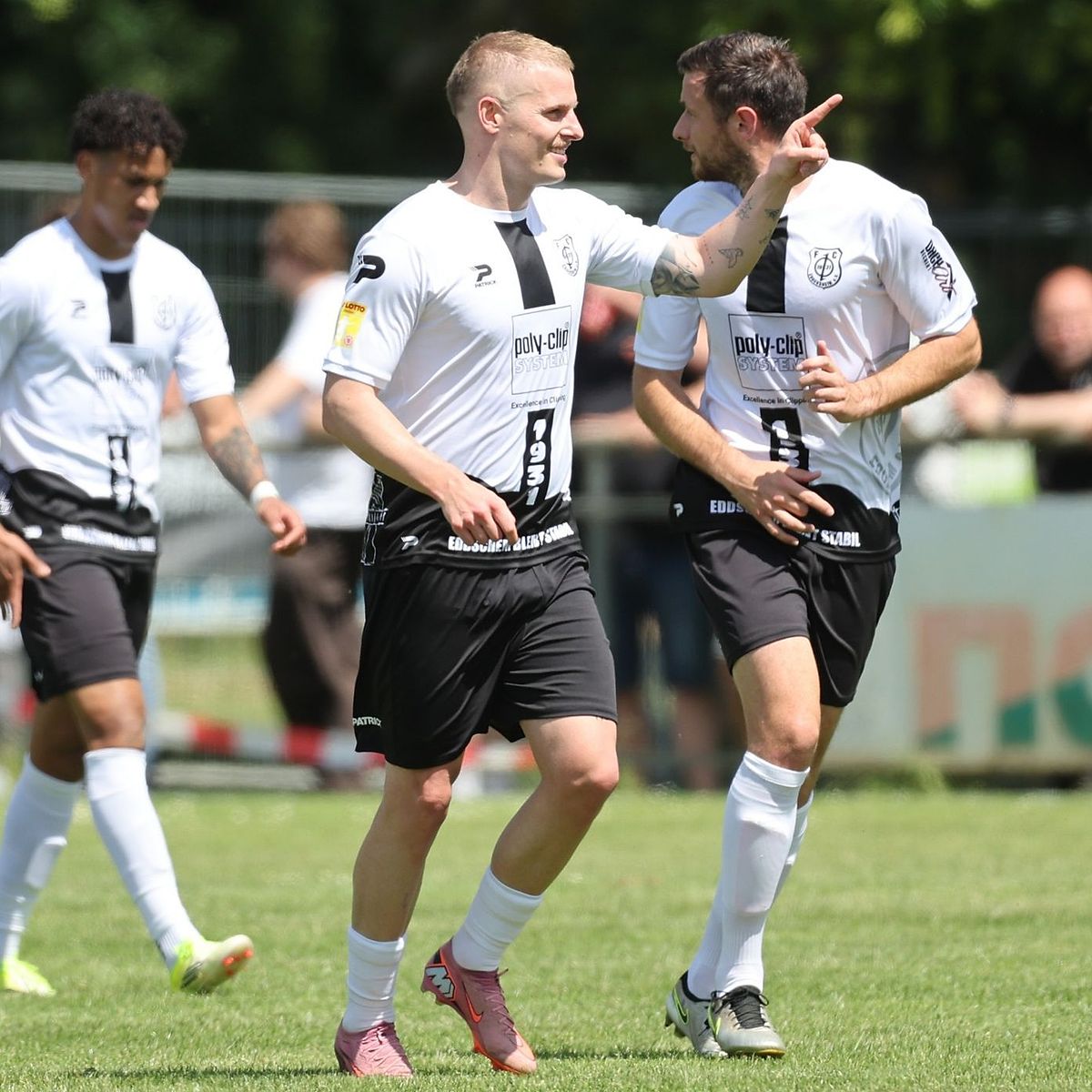 Spieler des FC Eddersheim beim Torjubel im Patrick-Trikot